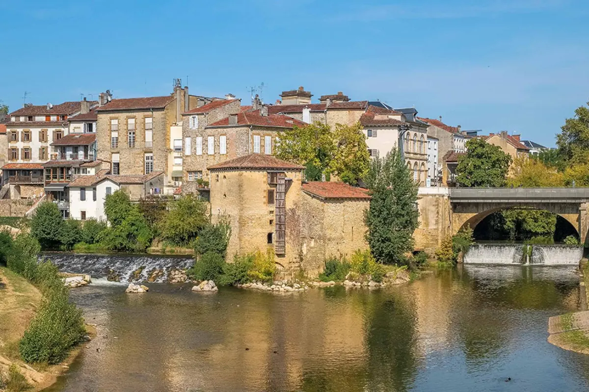 Une ville au bord de la rivière dans les Landes