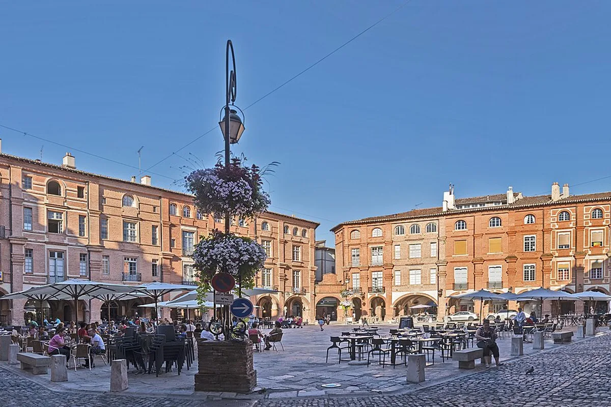 Une place de centre-ville en Tarn-et-Garonne